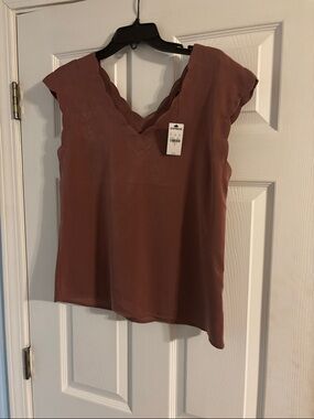 Express Scallop V-Neck Shell Top - Clay Brown